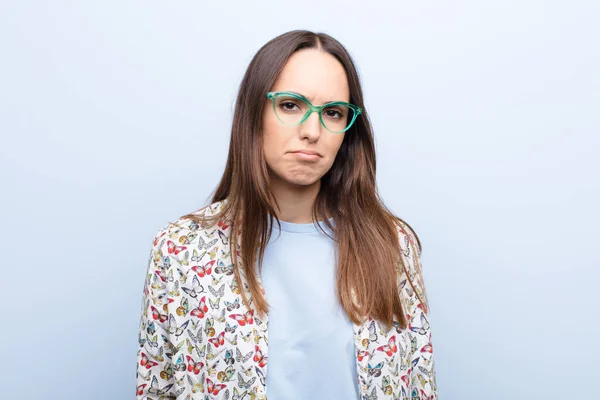 Ung Vacker Kvinna Känner Sig Ledsen Och Stressad Upprörd Grund — Stockfoto