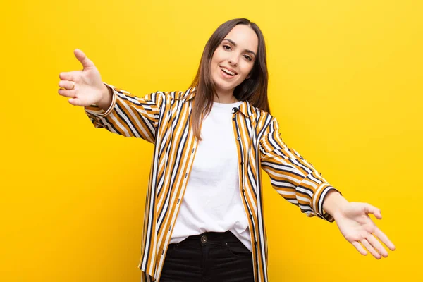 Jovem Mulher Bonita Sorrindo Alegremente Dando Abraço Caloroso Amigável Amoroso — Fotografia de Stock