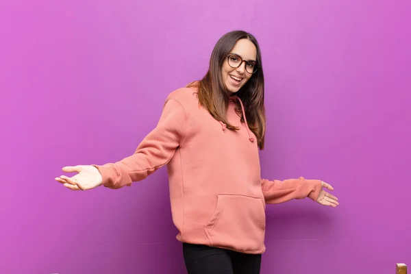 Jong Mooi Vrouw Zoek Gelukkig Arrogant Trots Zelfvoldaan Het Gevoel — Stockfoto