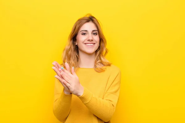 Jong Mooi Blond Vrouw Gevoel Gelukkig Succesvol Glimlachen Klappen Handen — Stockfoto