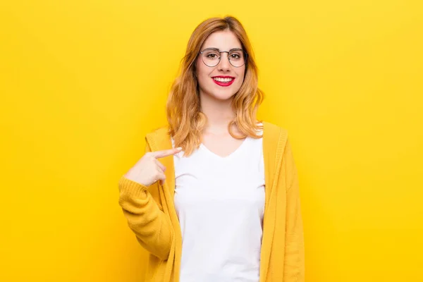 Jong Mooi Blond Vrouw Zoek Trots Zelfverzekerd Gelukkig Glimlachen Wijzen — Stockfoto