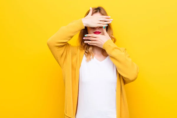 Jonge Mooie Blonde Vrouw Bedekken Gezicht Met Beide Handen Zeggen — Stockfoto