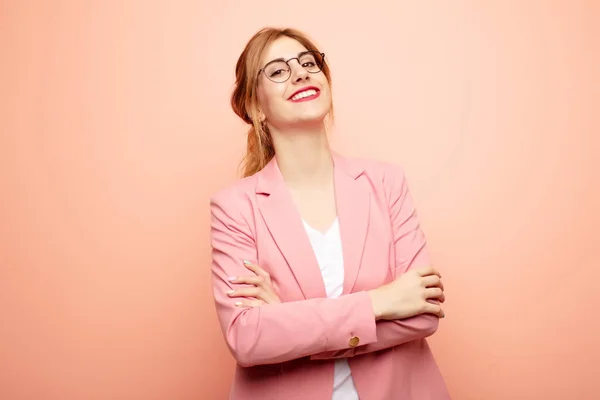 Joven Mujer Rubia Bonita Riendo Felizmente Con Los Brazos Cruzados — Foto de Stock