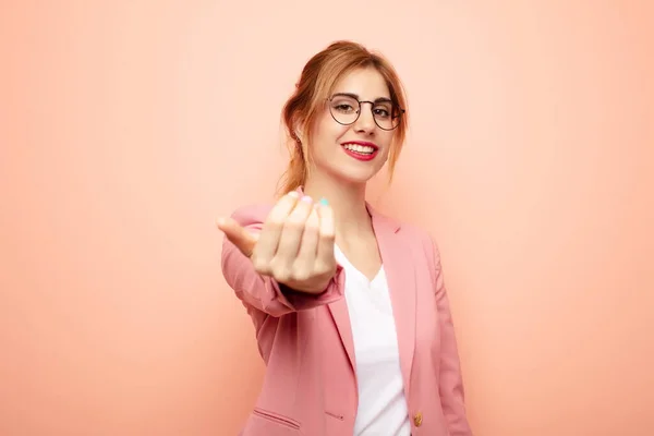 Ung Söt Blond Kvinna Känner Sig Lycklig Framgångsrik Och Självsäker — Stockfoto