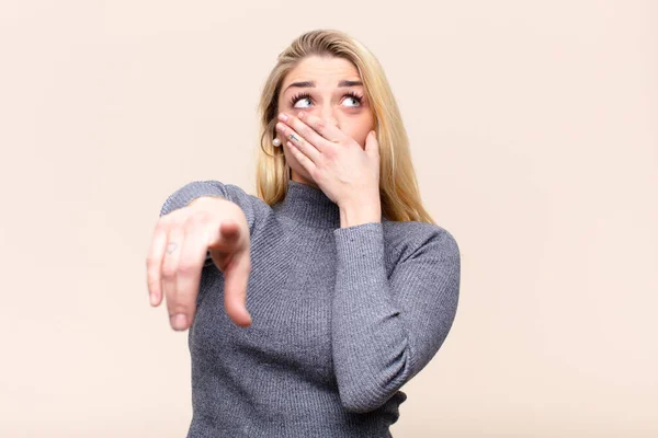 Giovane Bella Donna Bionda Ridendo Indicando Fotocamera Prendendoti Giro Prendendoti — Foto Stock