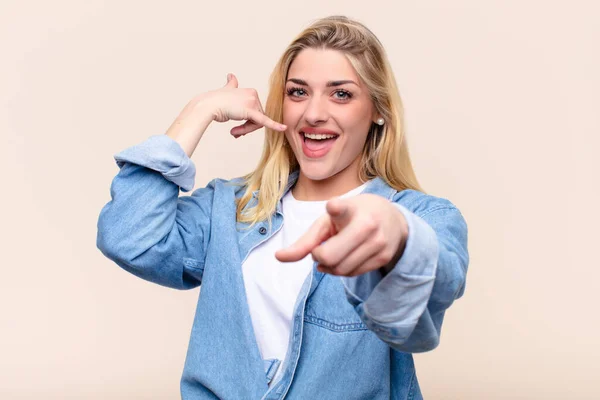 Young Pretty Blonde Woman Smiling Cheerfully Pointing Camera While Making — Stock Photo, Image