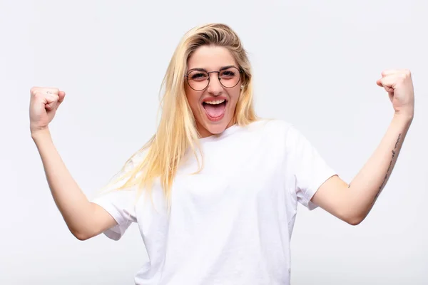 Jovem Bonita Mulher Loira Sentindo Feliz Surpreso Orgulhoso Gritando Celebrando — Fotografia de Stock