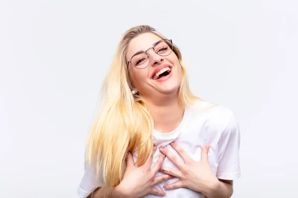 Jovem Bonita Mulher Loira Olhando Feliz Surpreso Orgulhoso Animado Apontando — Fotografia de Stock