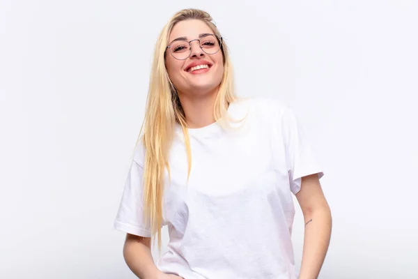 Młoda Ładna Blondynka Uśmiecha Się Radośnie Swobodnie Pozytywnym Szczęśliwy Pewny — Zdjęcie stockowe