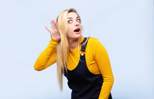 Ung Söt Blond Kvinna Ler Tittar Märkligt Sidan Försöker Lyssna — Stockfoto