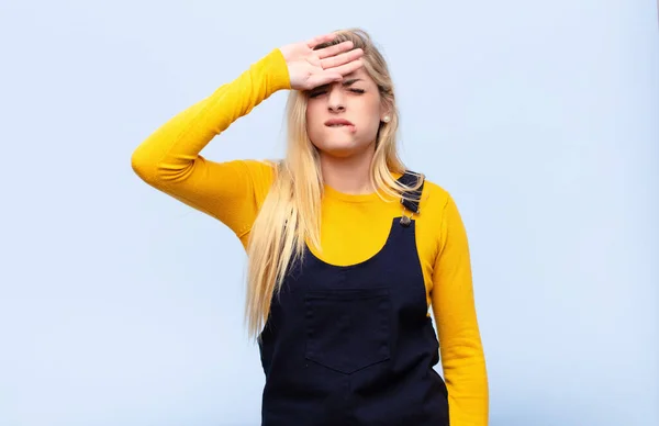 Ung Söt Blond Kvinna Ser Stressad Trött Och Frustrerad Torka — Stockfoto