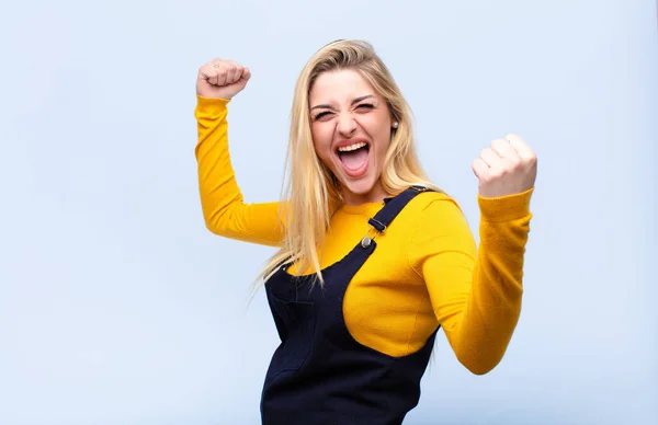 Jovem Bonita Mulher Loira Gritando Triunfalmente Olhando Como Animado Feliz — Fotografia de Stock