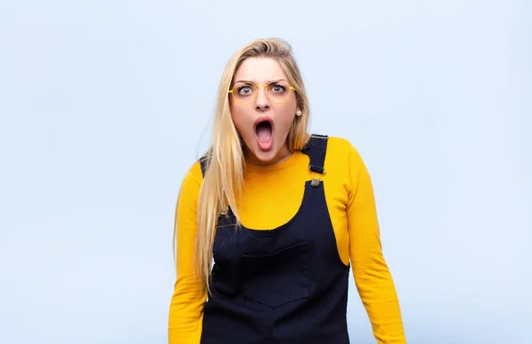Genç Güzel Sarışın Kadın Şok Olmuş Kızgın Sinirli Hayal Kırıklığına — Stok fotoğraf