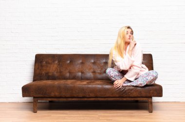 Genç, güzel, sarışın bir kadın sessizlik ve sessizlik istiyor. Parmağını ağzının önüne uzatıp 