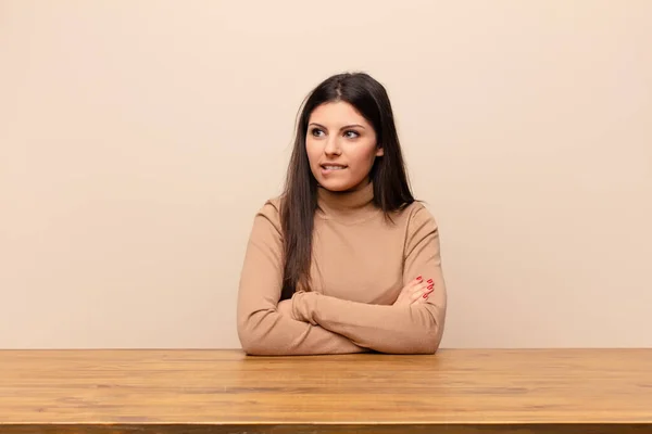 Jonge Mooie Vrouw Twijfelen Denken Bijten Lip Het Gevoel Onzeker — Stockfoto