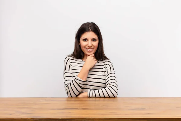 Giovane Bella Donna Sorridente Godendo Vita Sentirsi Felice Amichevole Soddisfatto — Foto Stock