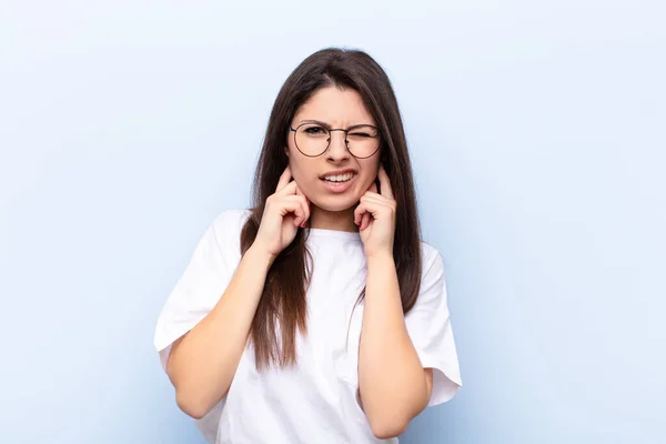 Jeune Jolie Femme Colère Stressée Agacée Couvrant Les Deux Oreilles — Photo