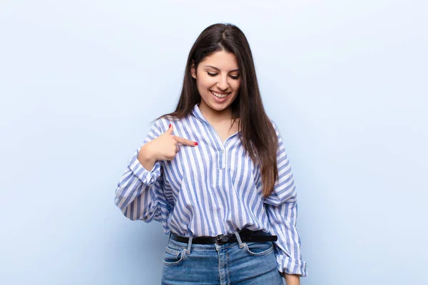 Ung Vacker Kvinna Ler Glatt Och Nonchalant Tittar Nedåt Och — Stockfoto