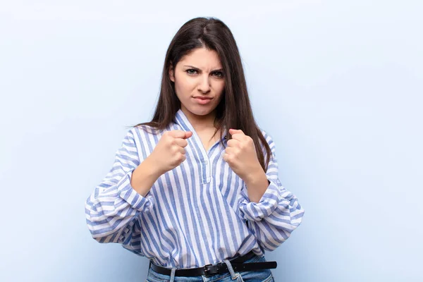 Ung Vacker Kvinna Ser Säker Arg Stark Och Aggressiv Med — Stockfoto