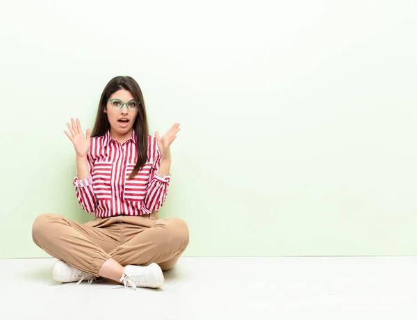 Jonge Mooie Vrouw Kijken Geschokt Verbaasd Met Kaak Gedaald Verrassing — Stockfoto