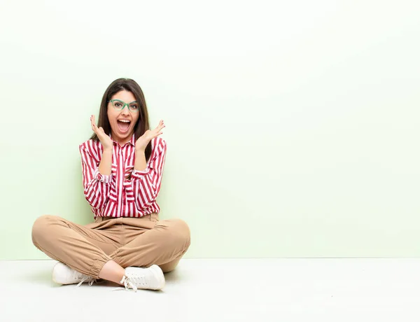 Joven Bonita Mujer Sintiéndose Sorprendido Emocionado Riendo Sorprendido Feliz Debido — Foto de Stock