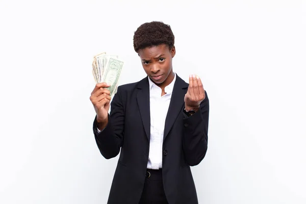 年轻漂亮的黑人女人在做花冠或钱的姿势 让你还债 用美元钞票 — 图库照片