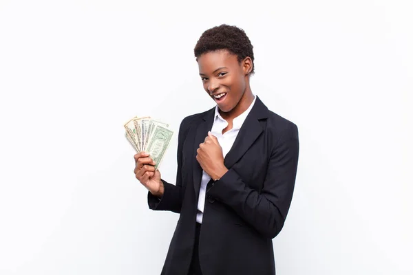 Jovem Mulher Negra Bonita Sentindo Feliz Positiva Bem Sucedida Motivada — Fotografia de Stock