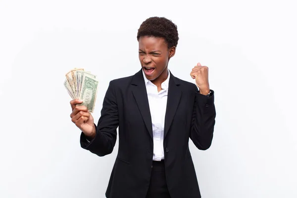 Jovem Bonita Mulher Negra Gritando Agressivamente Com Uma Expressão Irritada — Fotografia de Stock