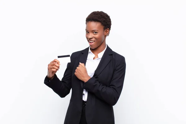 Joven Bastante Negro Mujersintiéndose Feliz Positivo Exitoso Motivado Cuando Enfrenta — Foto de Stock