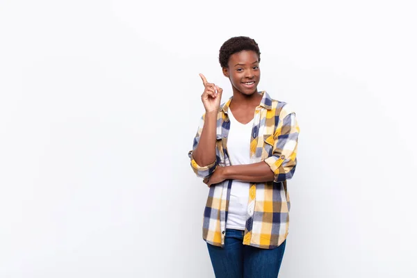 Jovem Mulheres Bonitas Negras Sorrindo Feliz Olhando Para Lado Perguntando — Fotografia de Stock