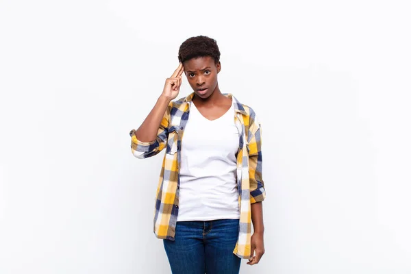 Joven Bastante Negro Mujer Buscando Sorprendido Con Boca Abierta Sorprendido —  Fotos de Stock