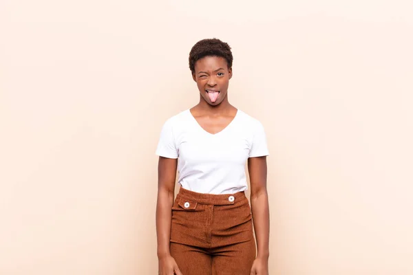 若い黒人女性はうんざりしていらいらして舌を出し嫌なことを嫌い — ストック写真