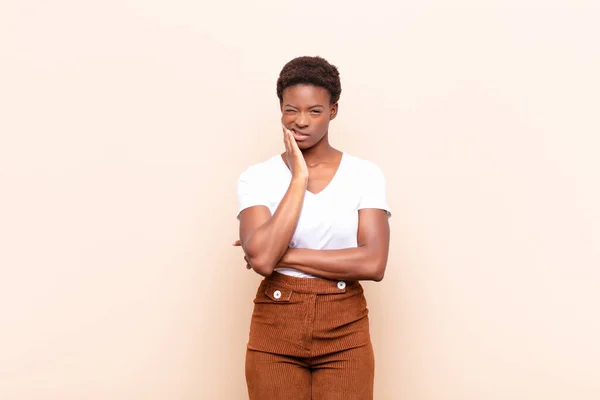 Jovem Bonita Mulher Negra Segurando Bochecha Sofrendo Dor Dente Dolorosa — Fotografia de Stock