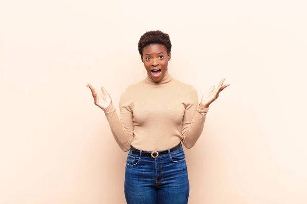 Joven Bastante Negro Mujersintiéndose Feliz Emocionado Sorprendido Sorprendido Sonriendo Asombrado — Foto de Stock