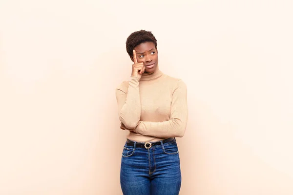 Jovem Mulher Bonita Pretacom Olhar Concentrado Perguntando Com Uma Expressão — Fotografia de Stock