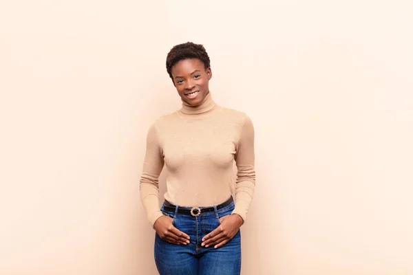 Jonge Mooie Zwarte Vrouwen Die Vrolijk Nonchalant Glimlachen Met Een — Stockfoto