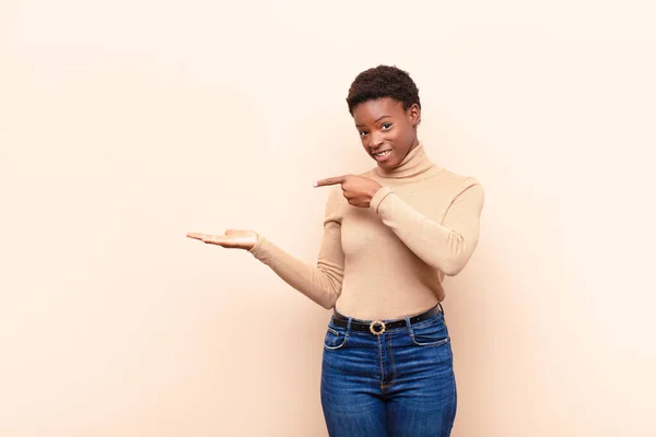 Joven Bastante Negro Mujersonriendo Alegremente Apuntando Copiar Espacio Palma Mano — Foto de Stock