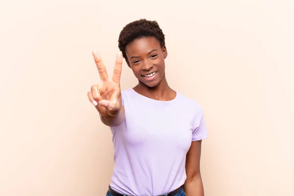 Jovem Mulheres Bonitas Negras Sorrindo Olhando Feliz Despreocupado Positivo Vitória — Fotografia de Stock