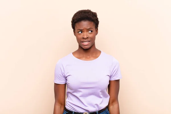 Joven Bastante Negro Mujerbuscando Preocupado Estresado Ansioso Asustado Con Pánico —  Fotos de Stock