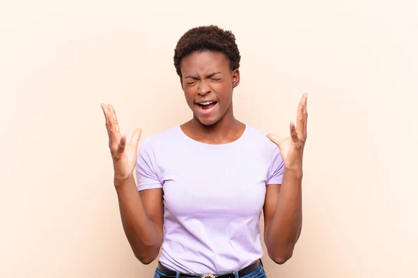 Jovem Bonita Preto Mulheres Furiosamente Gritando Sentindo Estressado Irritado Com — Fotografia de Stock