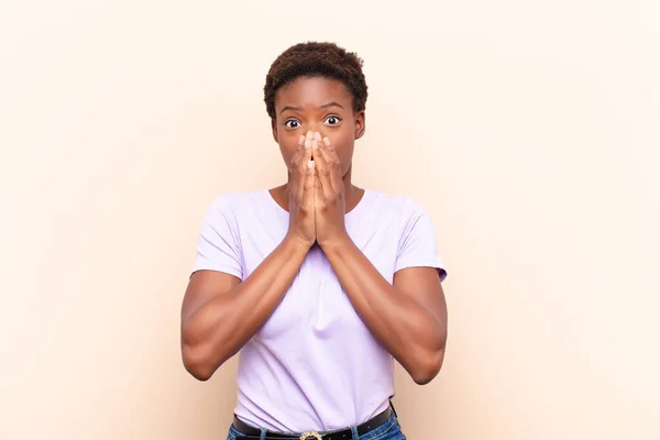 Joven Bastante Negro Mujerfeliz Emocionado Sorprendido Sorprendido Cubriendo Boca Con —  Fotos de Stock