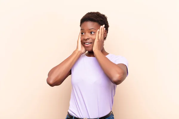 Joven Bastante Negro Mujersintiéndose Feliz Emocionado Sorprendido Mirando Lado Con —  Fotos de Stock