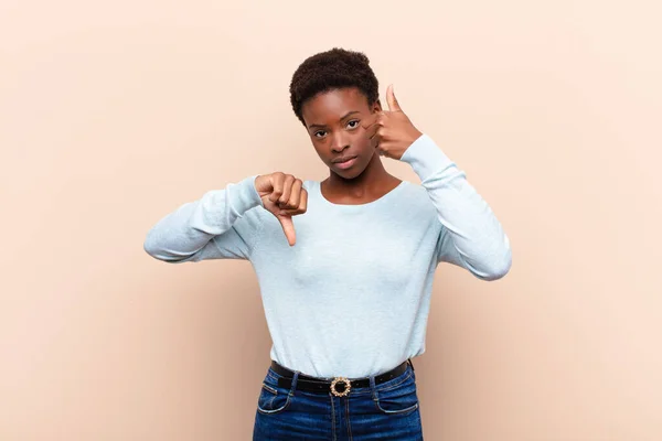 Junge Hübsche Schwarze Frau Fühlt Sich Verwirrt Ahnungslos Und Unsicher — Stockfoto