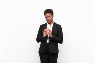 Genç siyah kadın gururlu, haylaz ve kibirli. Şeytani bir plan yaparken ya da beyaz duvara karşı bir numara düşünürken.