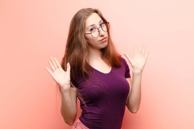 Genç sarışın kadın gergin, endişeli ve endişeli görünüyor. Benim hatam olmadığını söylüyor. Yoksa ben yapmadım. 