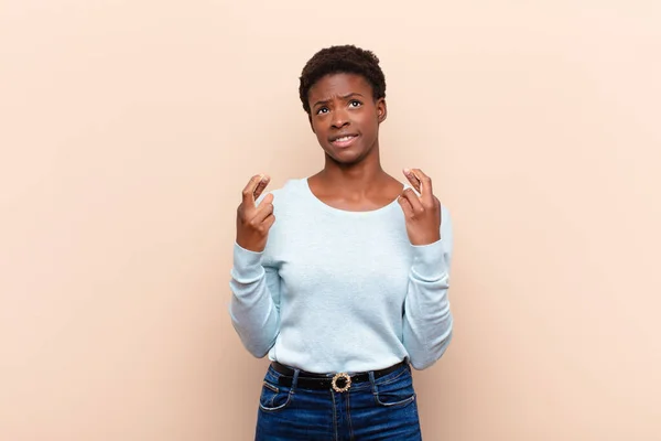 Junge Hübsche Schwarze Frauen Kreuzen Ängstlich Die Finger Und Hoffen — Stockfoto