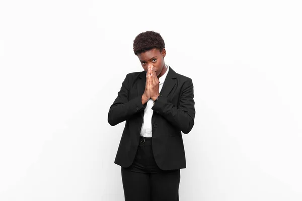 Joven Bastante Negro Mujersintiéndose Preocupado Esperanzado Religioso Orando Fielmente Con — Foto de Stock