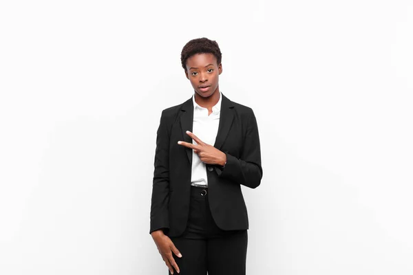 Genç Siyah Kadın Mutlu Pozitif Başarılı Göğsünde Şekli Olan Beyaz — Stok fotoğraf