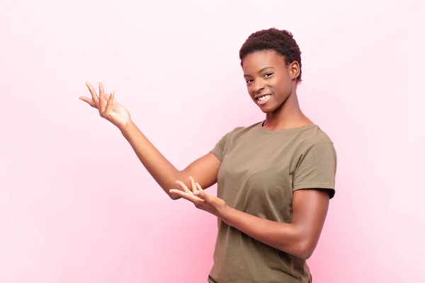 Genç Güzel Siyah Kadın Gururla Güvenle Gülümsüyor Mutlu Tatmin Olmuş — Stok fotoğraf