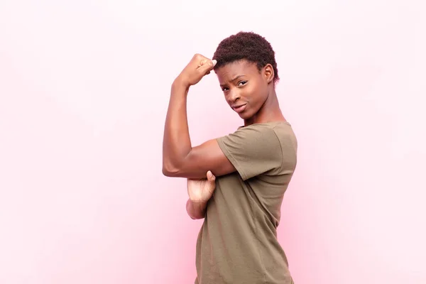 Joven Bastante Negro Mujersintiéndose Feliz Satisfecho Poderoso Ajuste Flexión Bíceps —  Fotos de Stock